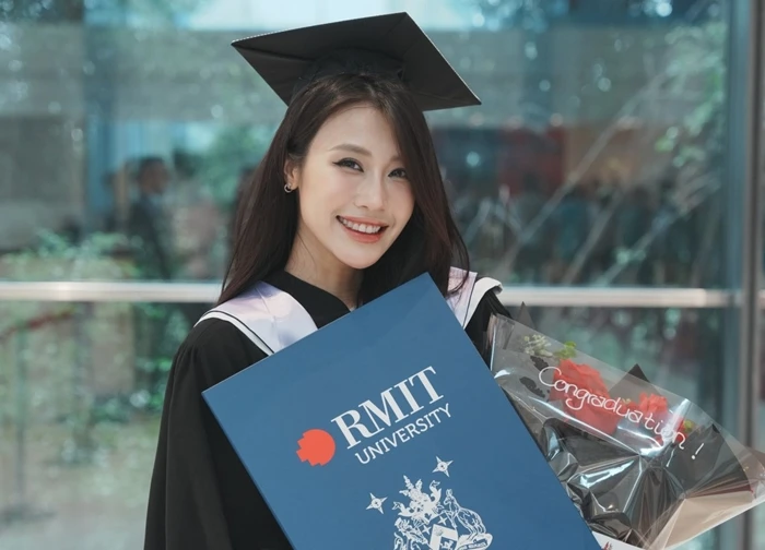 Danh tính cô gái SN 1998, tốt nghiệp RMIT làm đại biểu khối doanh nhân tham gia diễu hành tại A80