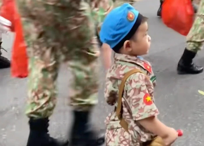 Em bé "mũ nồi xanh" đốn tim đoàn diễu binh A80