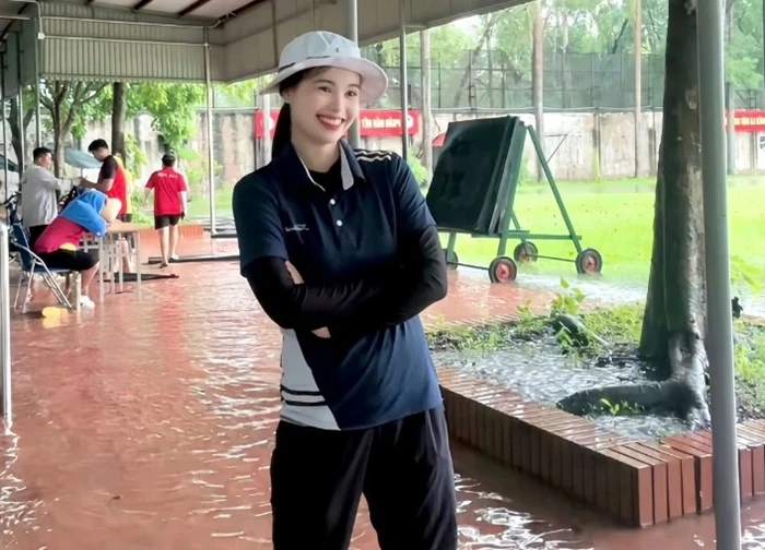 Hotgirl bắn cung Đỗ Thị Ánh Nguyệt lội nước tập luyện trong ngày Hà Nội mưa lớn