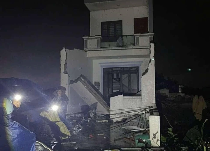 Lốc xoáy kinh hoàng ở Ninh Bình: Chỉ trong 2 phút hàng trăm nhà dân bị hư hại, cả con phố tan hoang