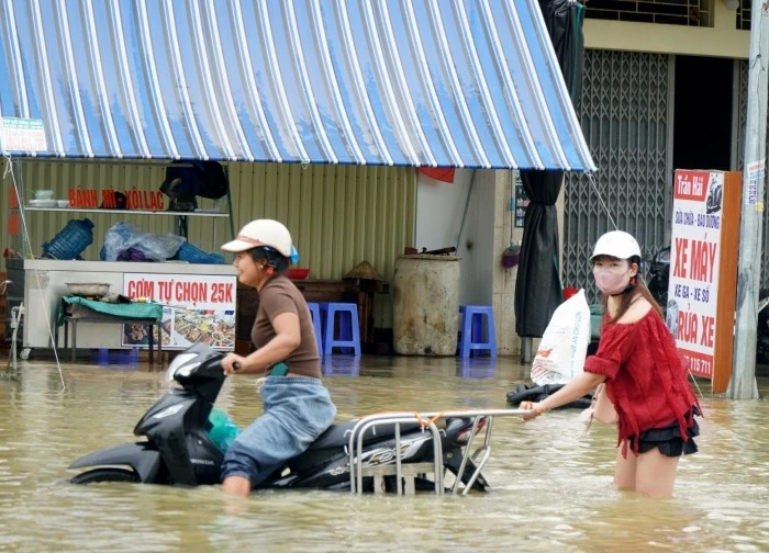 Lũ cuồn cuộn trong đêm, người phụ nữ khóc ngất nhìn tài sản chìm trong biển nước