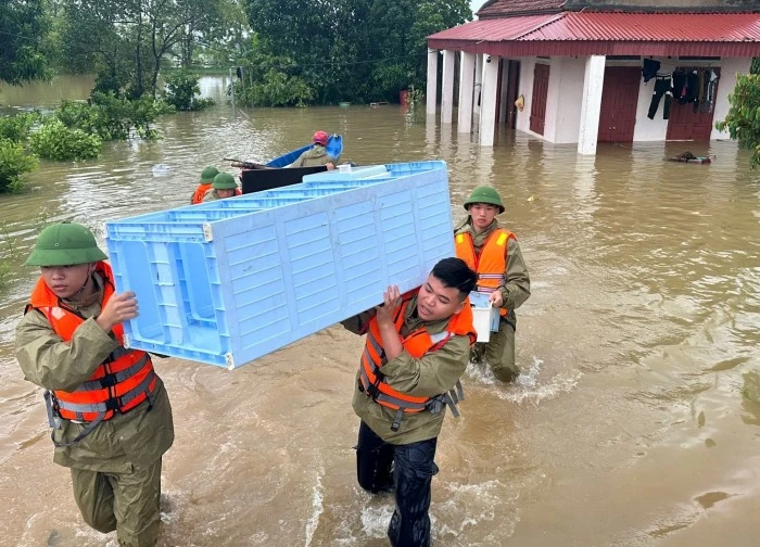Nước sông vượt báo động 3, hàng nghìn hộ dân Thanh Hóa trắng đêm sơ tán