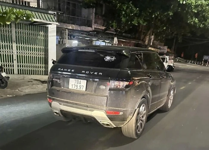 Range Rover tông 2 xe máy rồi lao vào trụ nhà dân ở Đắk Lắk