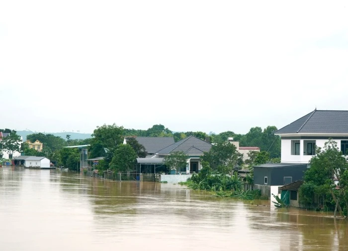 Tràn đê sông Bưởi ở Thanh Hóa, dân leo mái nhà sinh hoạt