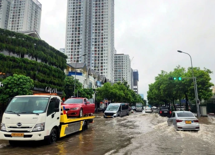 Xe chết máy giữa 'biển nước' ở Hà Nội, người phụ nữ thấy may vì đi xe số