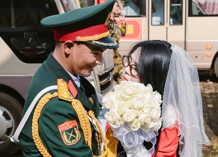 Chuyện tình "hết A80 anh cầu hôn em" của chiến sĩ Khối Hậu cần và người yêu gây bão mạng