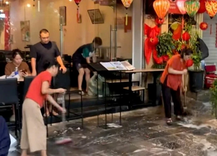 Nhà hàng ở Hà Nội đổ nước dọn rửa "đuổi" người dân ngồi chờ xem diễu binh?
