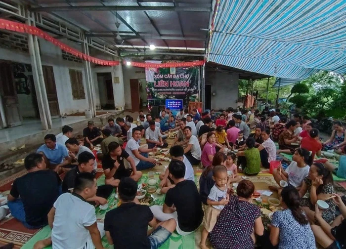 Nhận tiền 100.000 đồng, cả xóm căng bạt làm hàng chục mâm mở tiệc mừng 2/9