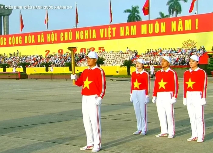 Profile "vàng" 4 thành viên trong đoàn rước đuốc từ Bảo tàng Hồ Chí Minh tới Quảng trường Ba Đình sáng 2/9
