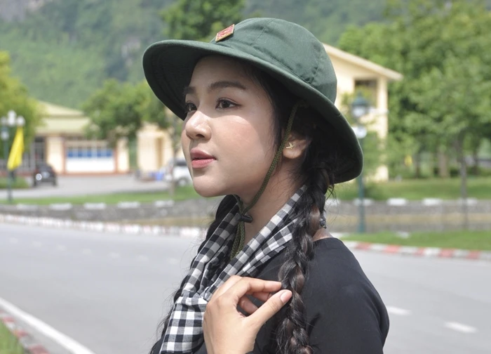 Út Thư - cô gái TP.HCM đi diễu binh 2/9 được bố mẹ in hình treo khắp quán cà phê: Profile đỉnh nóc phía sau