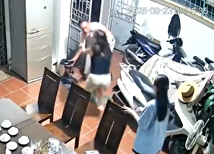 Hà Nội: Người đàn ông tố bị hàng xóm phá cửa, xông vào đánh vợ giữa đêm