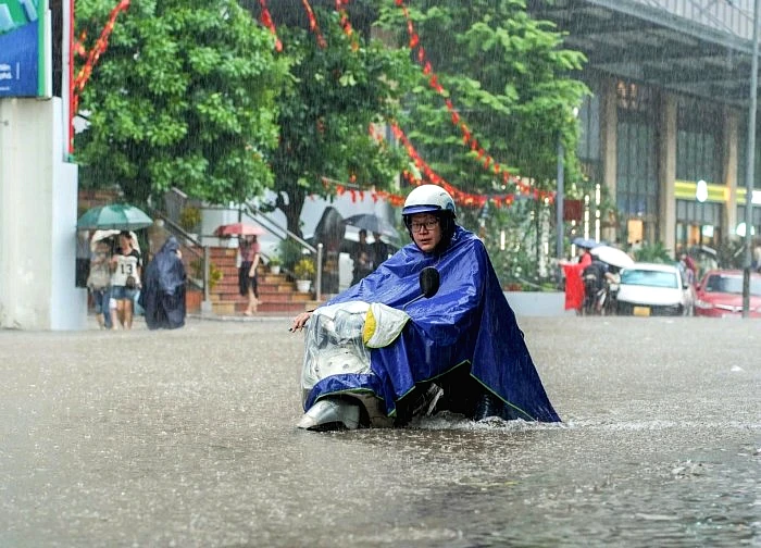 Hà Nội vẫn mưa như trút cả ngày, người dân chèo 'thuyền xốp' giữa biển nước