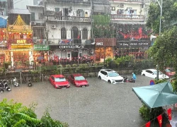 Emergency: Hanoi issues flood warning, 30 inner-city areas submerged in water