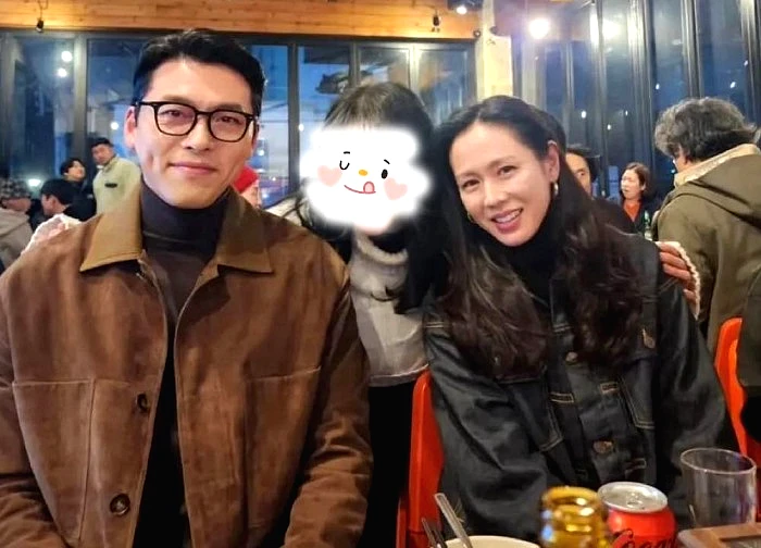 Khoảnh khắc hiếm có: Lâu rồi mới thấy ảnh Hyun Bin chụp cùng Son Ye Jin mà không bị vợ "che mặt"