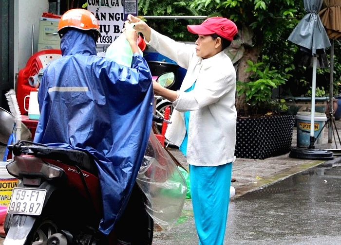 Không lấy chồng, chủ quán U70 ở TPHCM 'thả dây' bán món giòn rụm nuôi cháu mồ côi