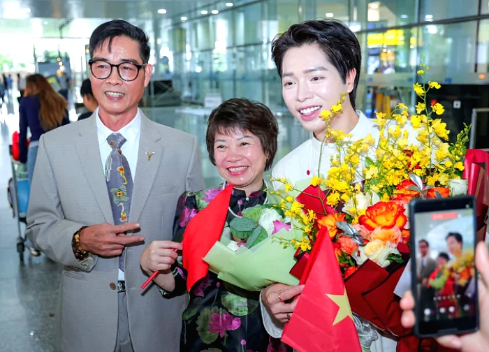 Duc Phuc's mother speaks out about her son's award controversy, confirms shocking story