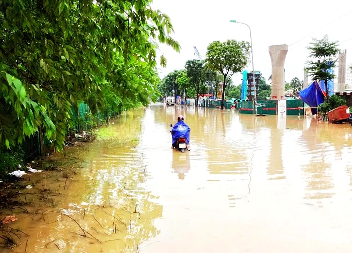 Người Hà Nội dò dẫm tìm đường, chèo thuyền phao trong cơn mưa xối xả