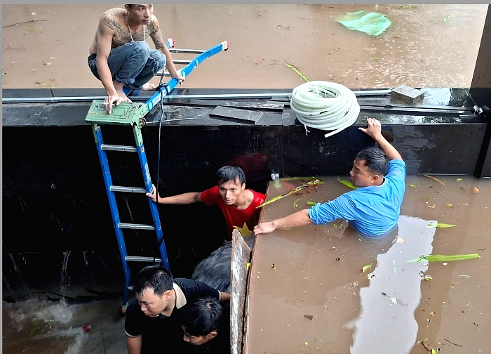 Nước chảy như thác vào hầm chung cư ở Hà Nội