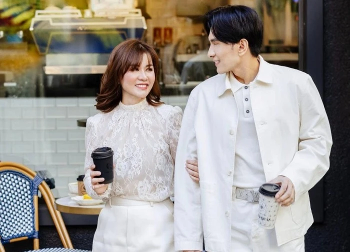 Ca sĩ Đan Trường tình tứ với vợ cũ, NSND Tự Long phấn khích gặp fan trên máy bay