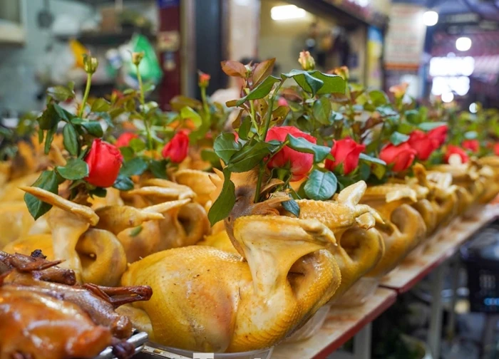 Chợ 'nhà giàu' Hà Nội ngày Rằm tháng 7: Gà ngậm hoa hồng giá nửa triệu đồng một con