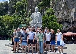 Đoàn quân nhân Nga ăn chả mực trên du thuyền, tắm biển ở Hạ Long
