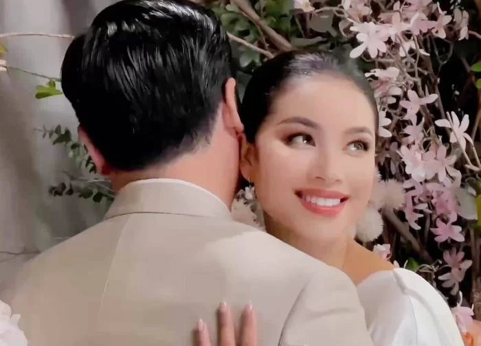 Pham Huong showed strange signs, the suspicion was "exposed" to her rich husband?