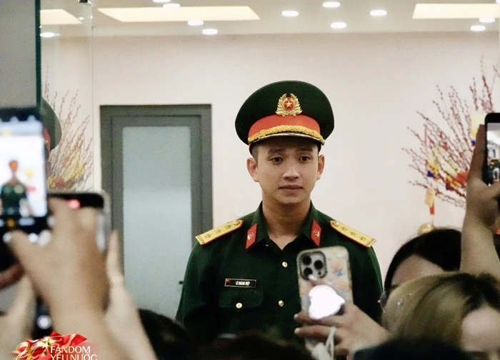 Thượng uý Lê Hoàng Hiệp đã về TP.HCM, hàng trăm người thấy được bóng lưng là mãn nguyện