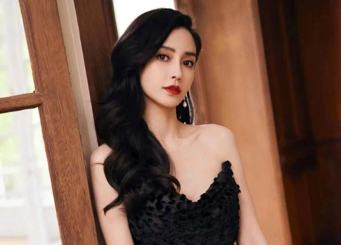 Angelababy bị 'réo tên' khi Lưu Diệc Phi và Dương Mịch tranh vị trí trung tâm