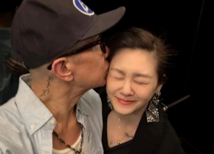 Bia mộ của Từ Hy Viên khắc hình xăm đôi của cô với chồng người Hàn Quốc