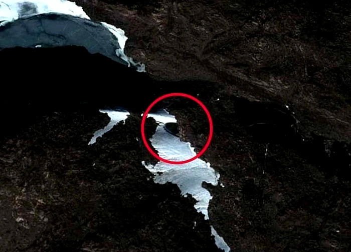 The mysterious "strange object" on Google Maps, suspected UFO in Antarctica, shocked the world