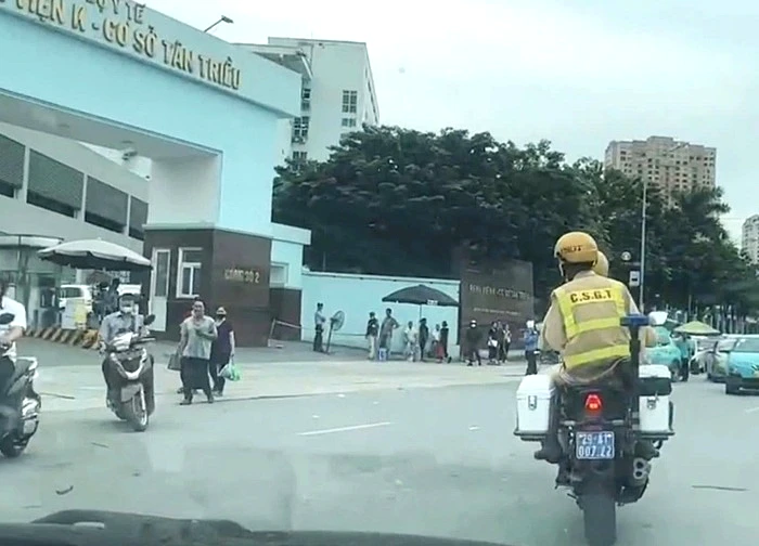 CSGT mở đường cho taxi chở nữ hành khách co giật đi cấp cứu