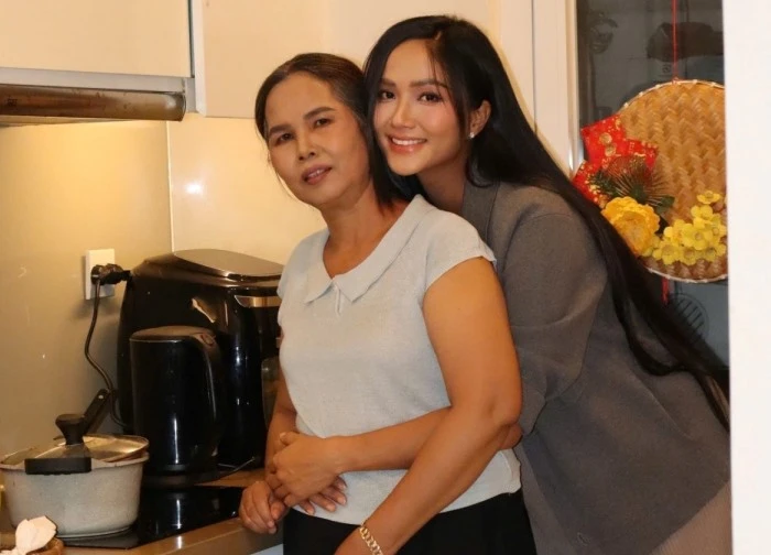H'Hen Niê hạnh phúc khi có mẹ chăm sóc những tháng cuối thai kỳ