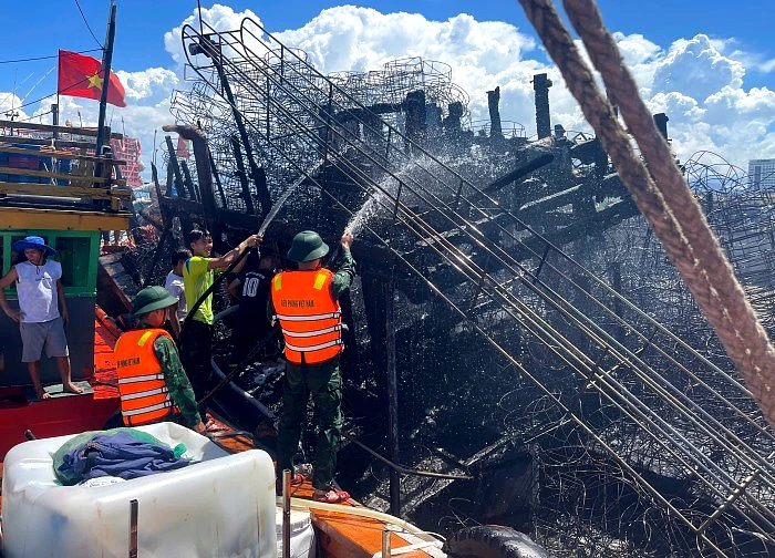 Quảng Trị: Tàu cá bốc cháy dữ dội trên sông Nhật Lệ giữa trưa nắng