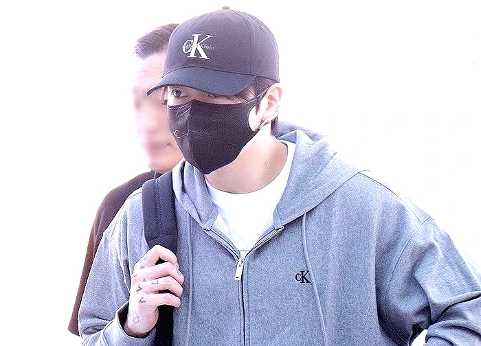 Sững sờ cảnh Jungkook (BTS) bị phóng viên công khai chê béo giữa sân bay