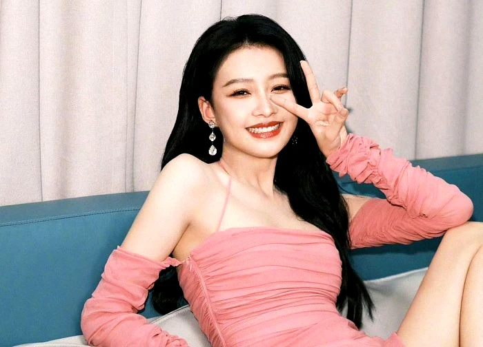 Trời sinh 1 cặp: Nữ diễn viên chê chồng "bám váy" phụ huynh nay bị lật tẩy là "công chúa mẹ nuôi"