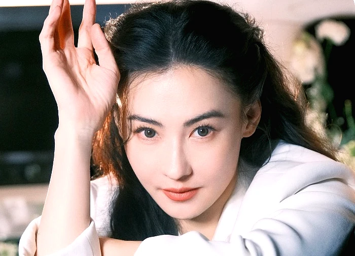 Trương Bá Chi còng lưng chạy show vì hết tiền?