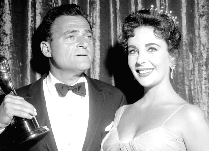 Phía sau 8 lần cưới hỏi của nữ minh tinh mắt tím: Bi kịch, kim cương và những cuộc tình ngang trái