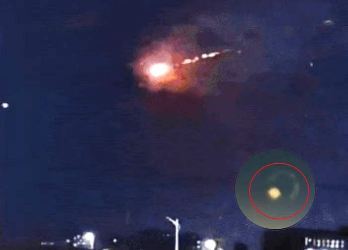 2 unidentified flying objects exploded in the sky of China, the sky was torn apart like the end of the world