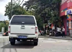 CSGT tiến hành xác minh 'gấp' ô tô biển xanh phóng 'ngược chiều' ở Huế