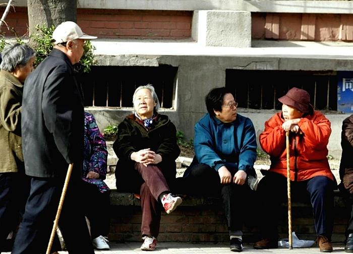 Đại gia bất động sản òa khóc ở viện dưỡng lão khi gặp người làm nghề 'con thuê'