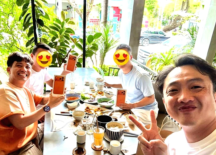 Cường Đô La không nói mình giàu, Cường Đô La chỉ đem "cả lố" iPhone 17 Pro Max gặp là tặng!