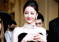 Địch Lệ Nhiệt Ba mặt mũi 'biến dạng', nghi vấn phẫu thuật thẩm mỹ lỗi, fan sốc?