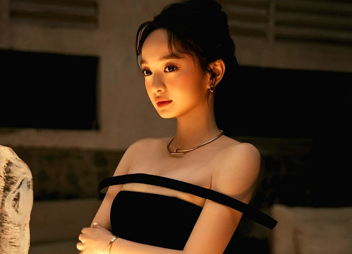 Đời thực gợi cảm của diễn viên cao 1m55 đóng tiếp viên trong 'Tử chiến trên không'