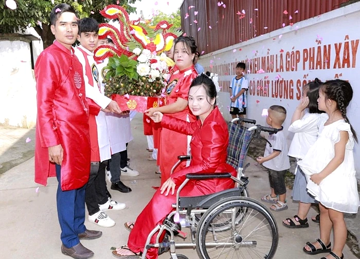 Từ bức ảnh chăn bò trên mạng, chàng trai Ninh Bình 'tìm' cưới cô gái liệt 2 chân