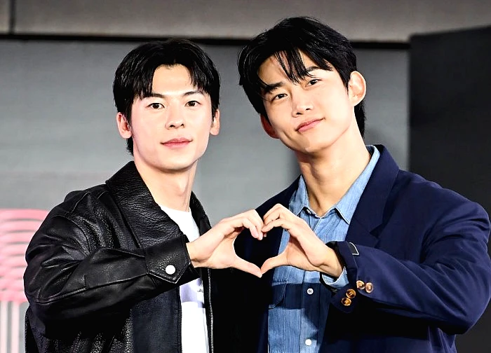 Khung hình quy tụ 2 "chồng quốc dân": Hứa Quang Hán - Ok Taecyeon gấp đôi visual, đẹp thế này chẳng biết chọn ai!