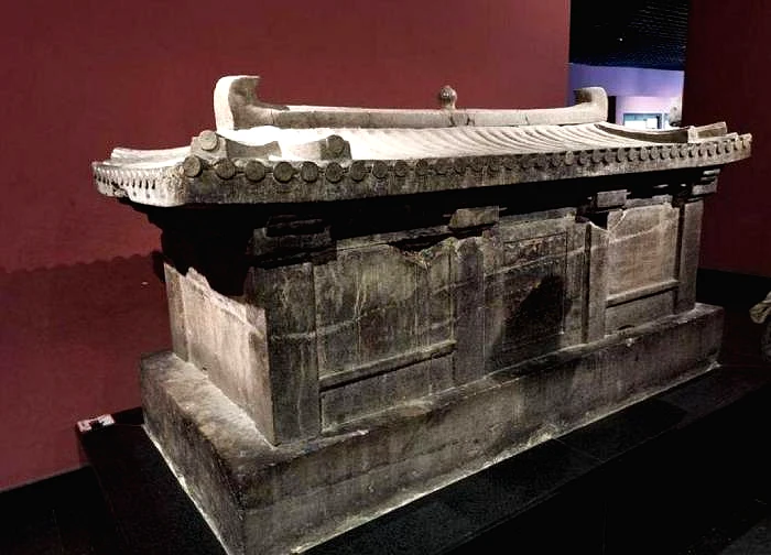 Ancient tomb engraved with the words "whoever opens it will suffer", experts are surprised to see the person lying inside