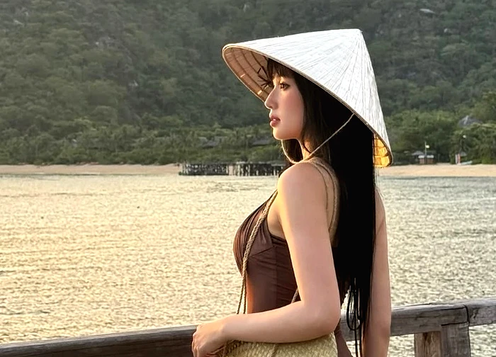 Tâm Tít đằm thắm với monokini và nón lá