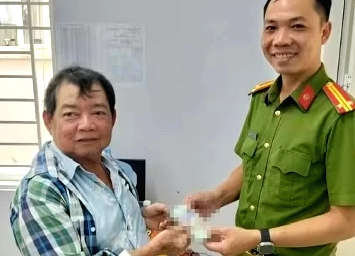 Đã tìm được người rơi cọc tiền 500.000 đồng trên đường ở Thủ Đức