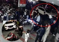 Kinh hoàng ô tô "điên" lùi như bắn tên vào đám đông xem pháo hoa ở Hải Phòng