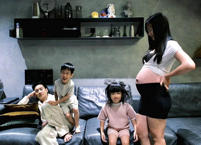 Trâm Anh mang thai lần 3, zoom cận biểu cảm của JustaTee và 2 nhóc tỳ khiến MXH bùng nổ